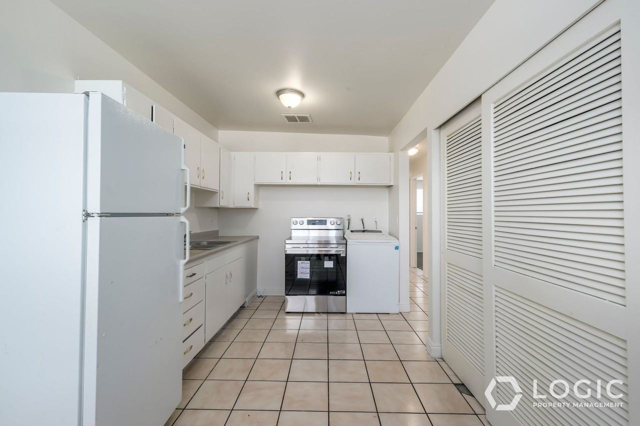 1610 W Ivy Cir #3 - Photo 5 of 11