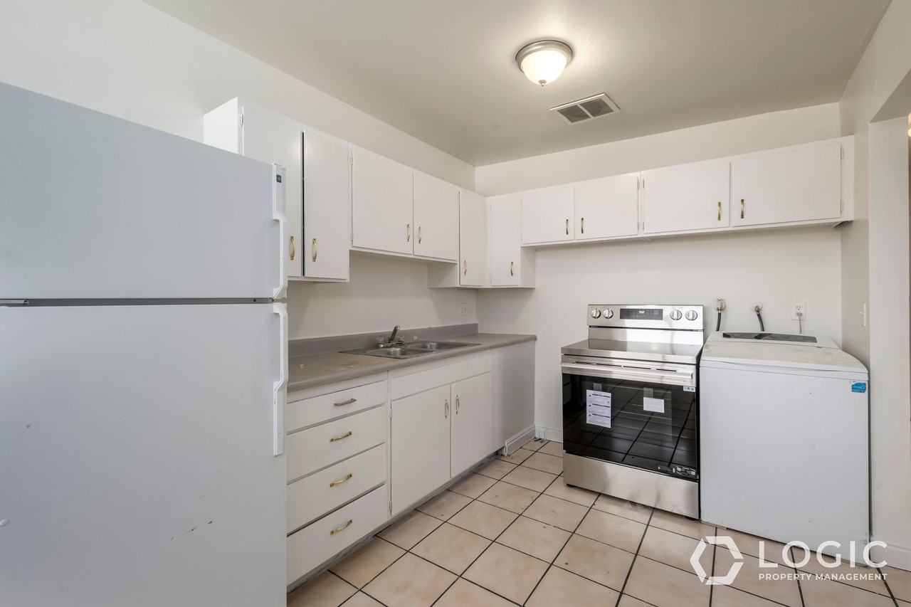 1610 W Ivy Cir #3 - Photo 6 of 11
