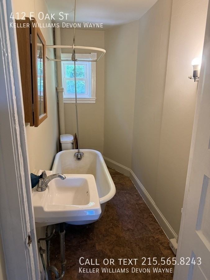 412 E Oak St - Photo 7 of 8
