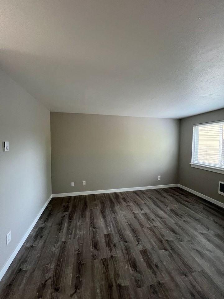 4116 Market St Ne - Photo 4 of 25