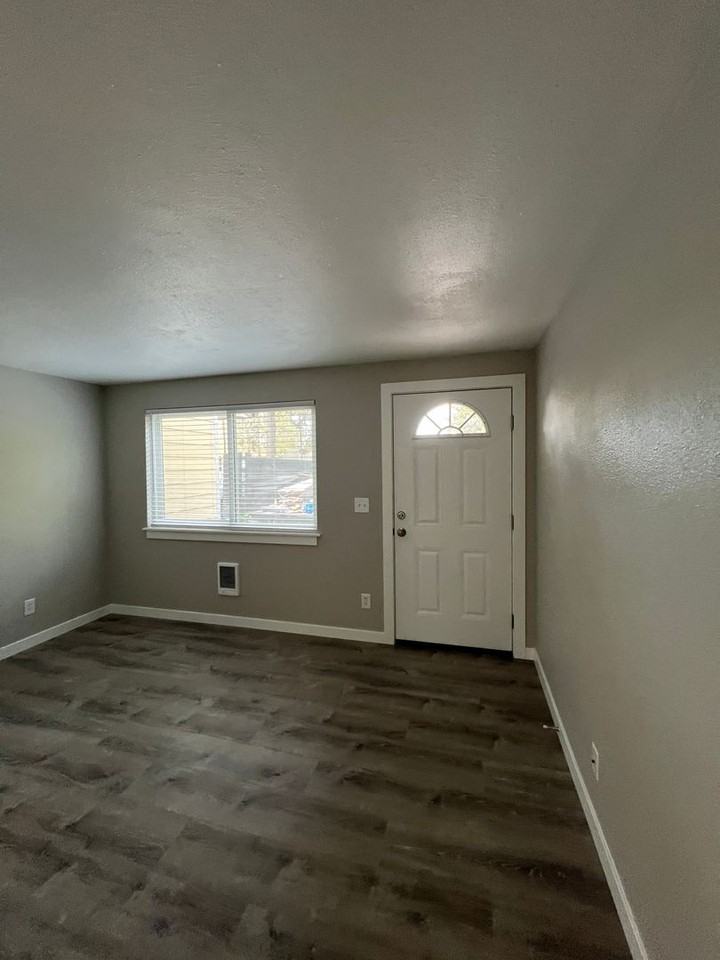 4116 Market St Ne - Photo 5 of 25