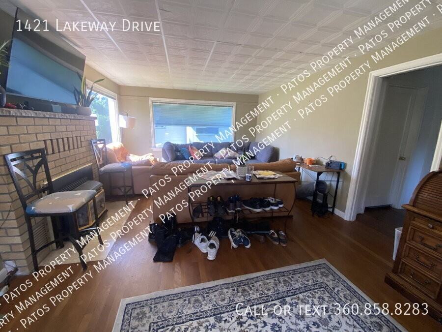 1421 Lakeway Dr - Photo 5 of 21