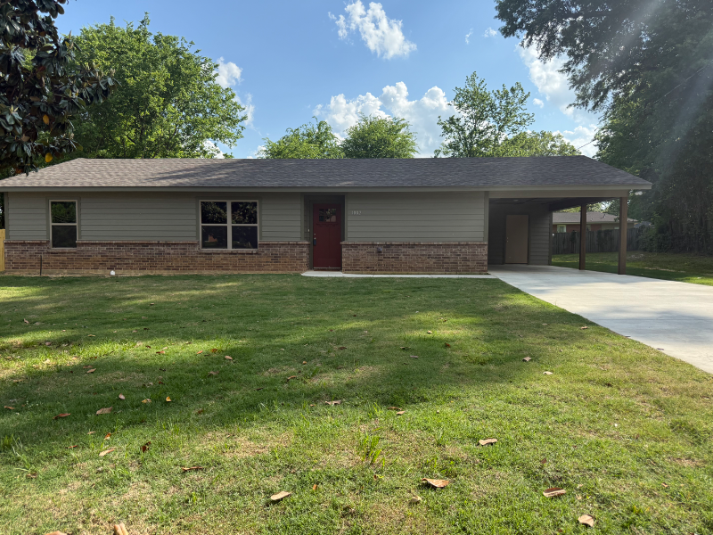 1002 Glencrest Ln - Photo 3 of 16
