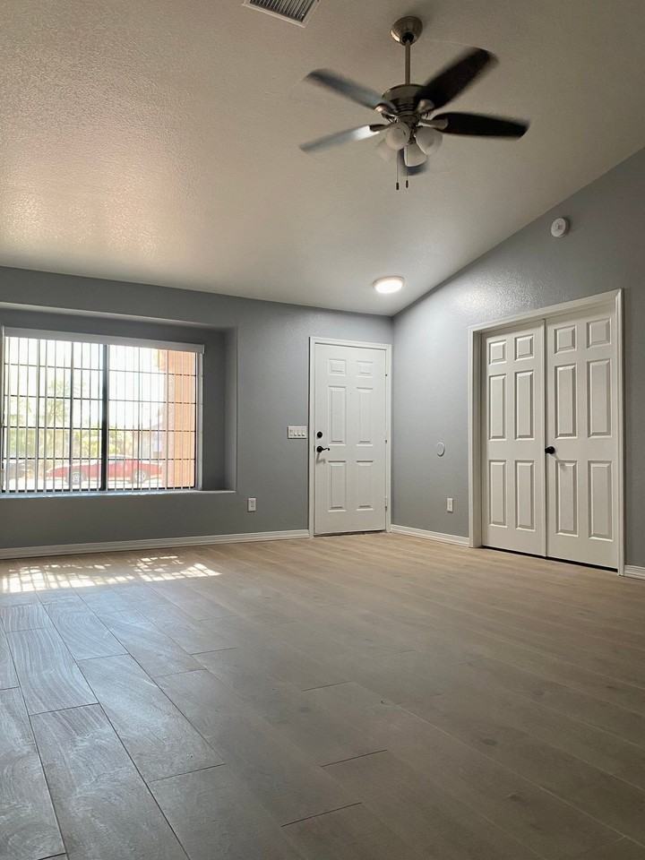 6528 N 80th Ave - Photo 4 of 10