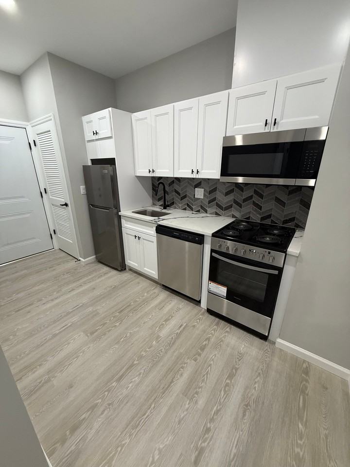 201 Governor St #302