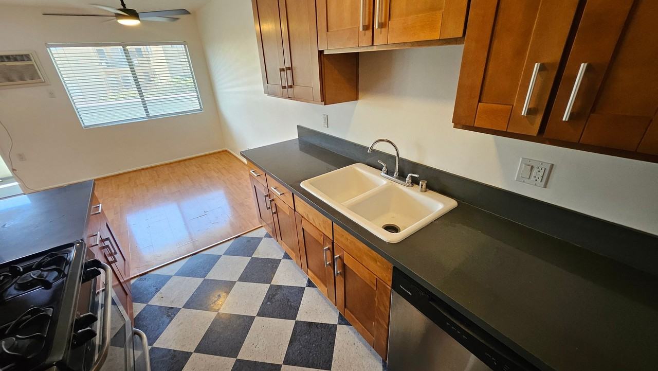1130 N Fuller Ave #10 - Photo 4 of 9