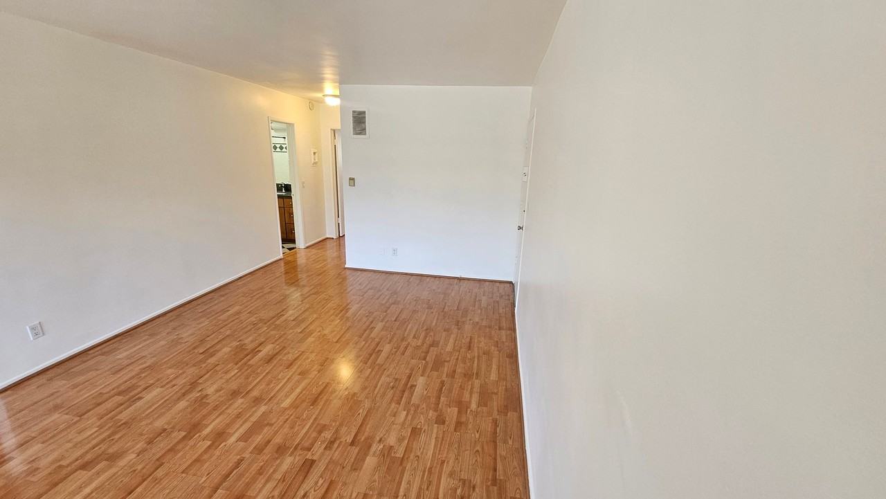 1130 N Fuller Ave #10 - Photo 5 of 9