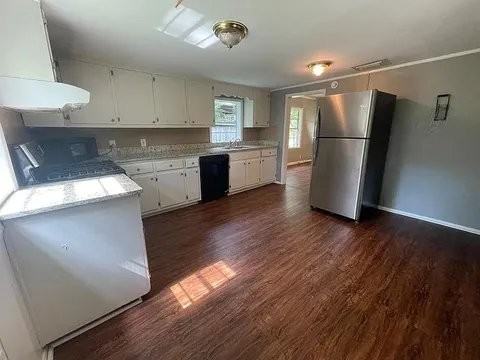 131 Chestnut St - Photo 5 of 10