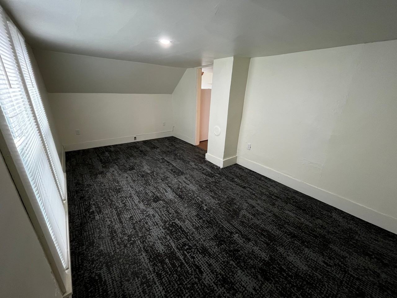 220 N East St - Photo 5 of 6