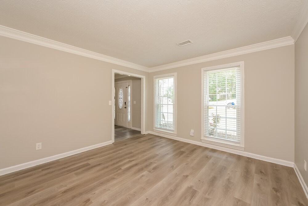 1070 Hunters Creek Ct - Photo 4 of 17