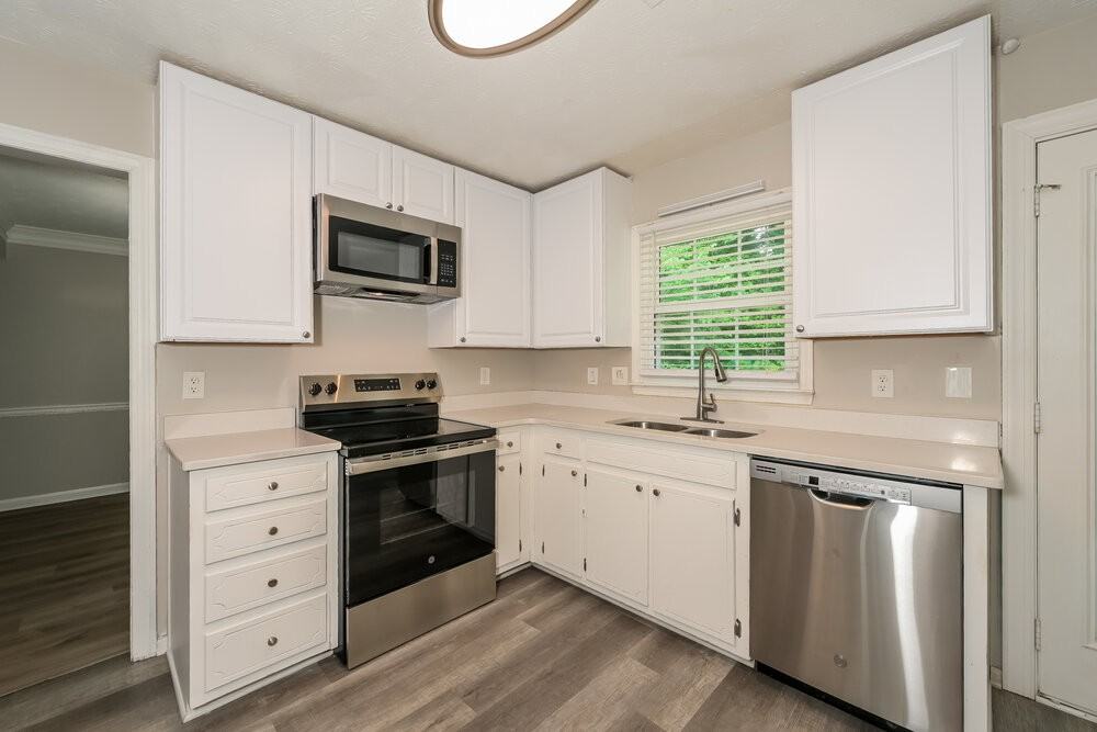 1070 Hunters Creek Ct - Photo 7 of 17
