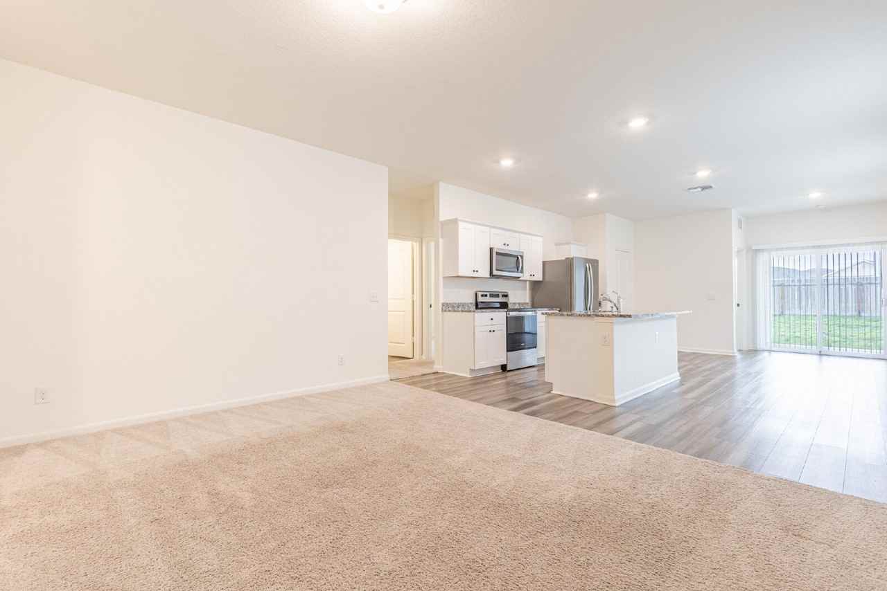 5631 Pearl Mdw - Photo 4 of 31