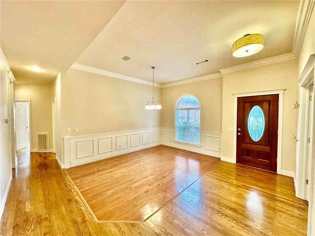 604 Drake St - Photo 4 of 40