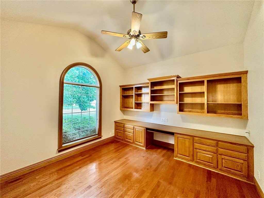 604 Drake St - Photo 5 of 40