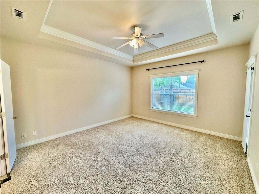 604 Drake St - Photo 7 of 40