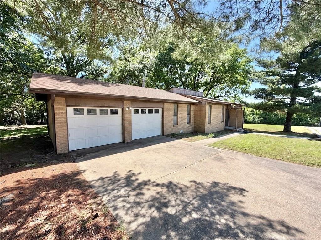 1275 N Gregg Ave - Photo 2 of 47