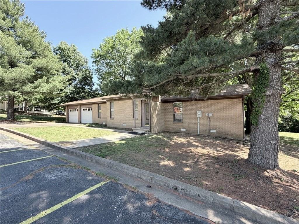1275 N Gregg Ave - Photo 3 of 47
