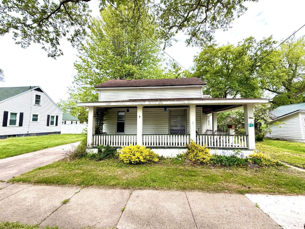 912 Pleasant St - Photo 2 of 17