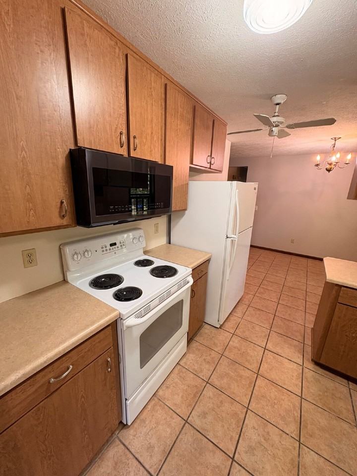 6329 Rolling Hill Dr - Photo 4 of 24
