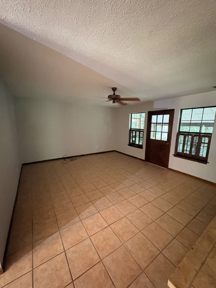 6329 Rolling Hill Dr - Photo 6 of 24