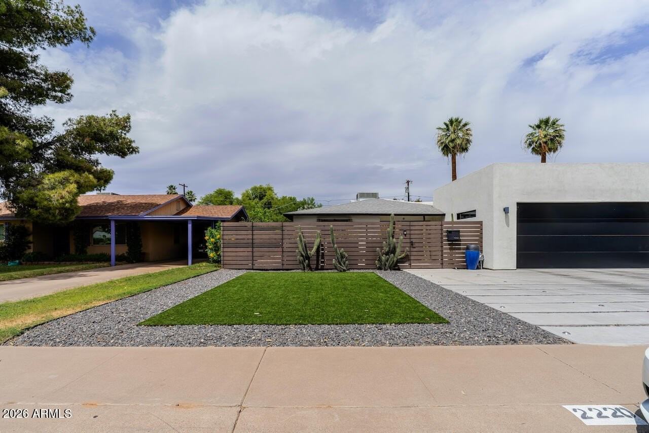 2220 E Weldon Ave - Photo 4 of 50