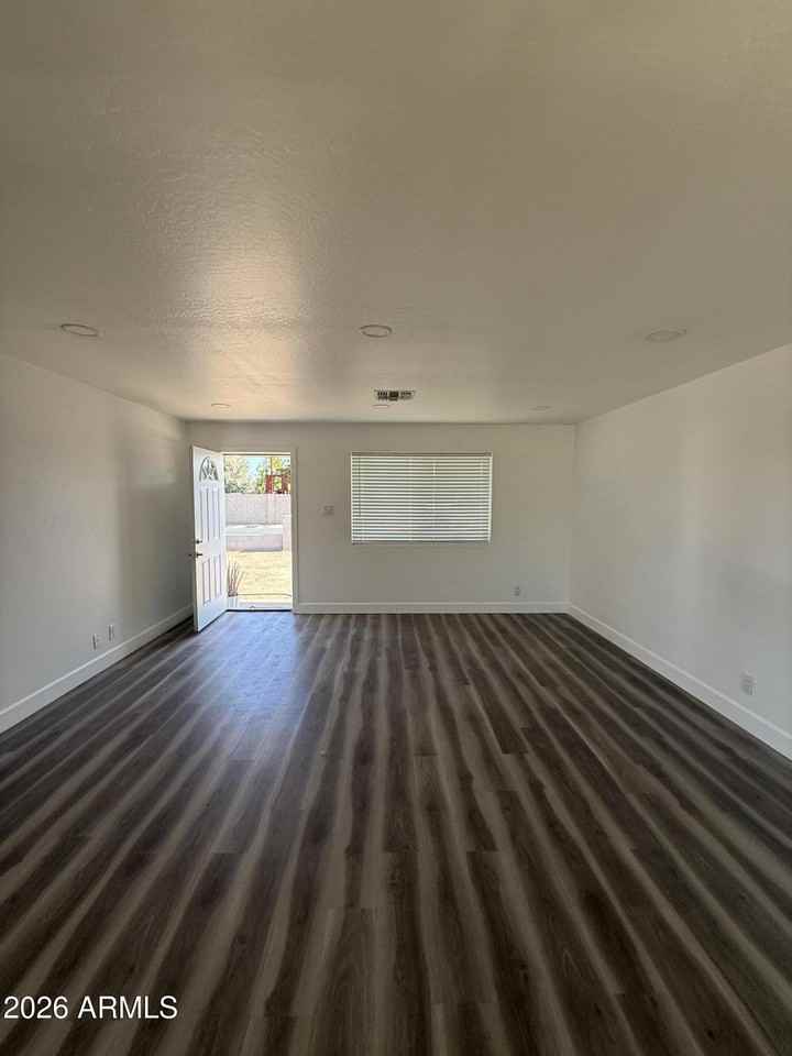 12022 W Ash St - Photo 3 of 18