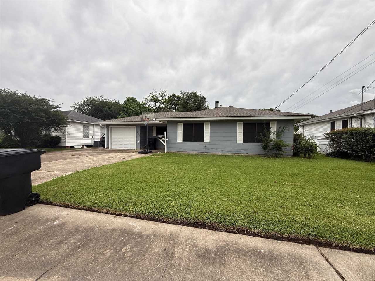 1815 Helena Ave - Photo 2 of 10