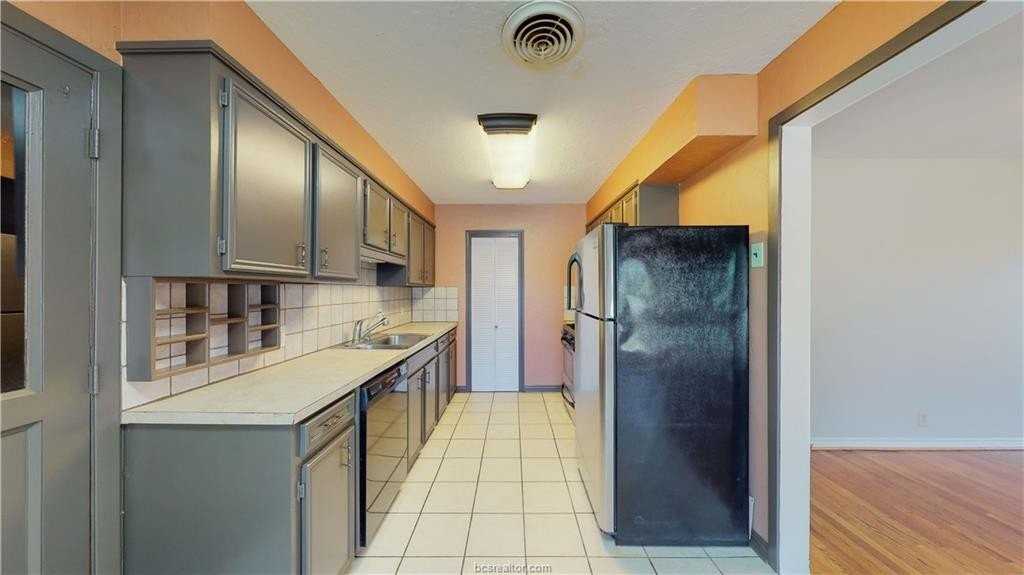 2104 Elmwood Dr - Photo 4 of 39