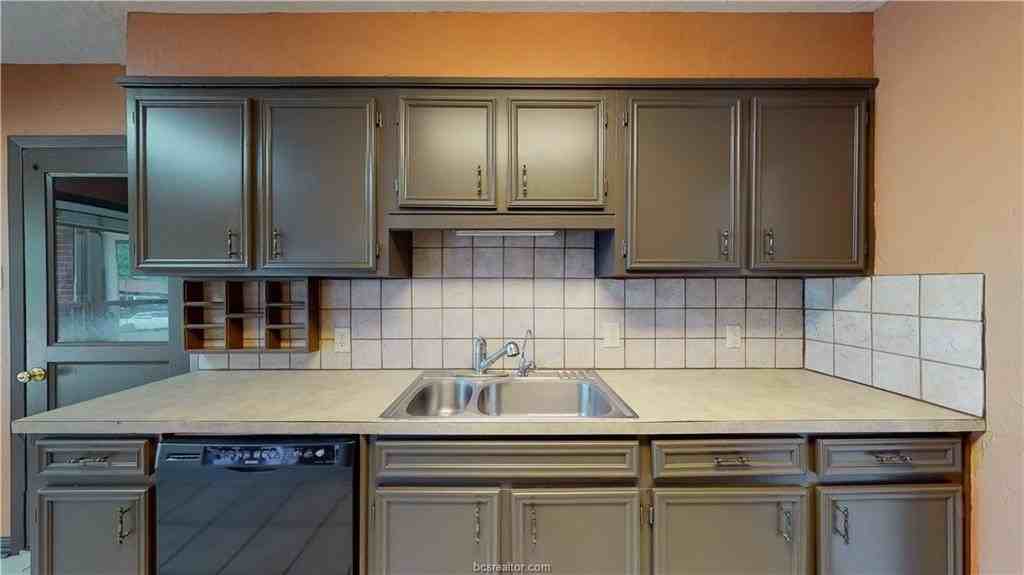 2104 Elmwood Dr - Photo 7 of 39