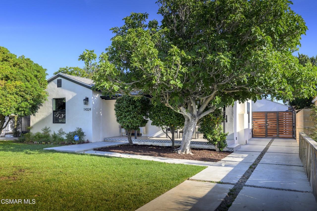 14322 Collins St - Photo 2 of 22
