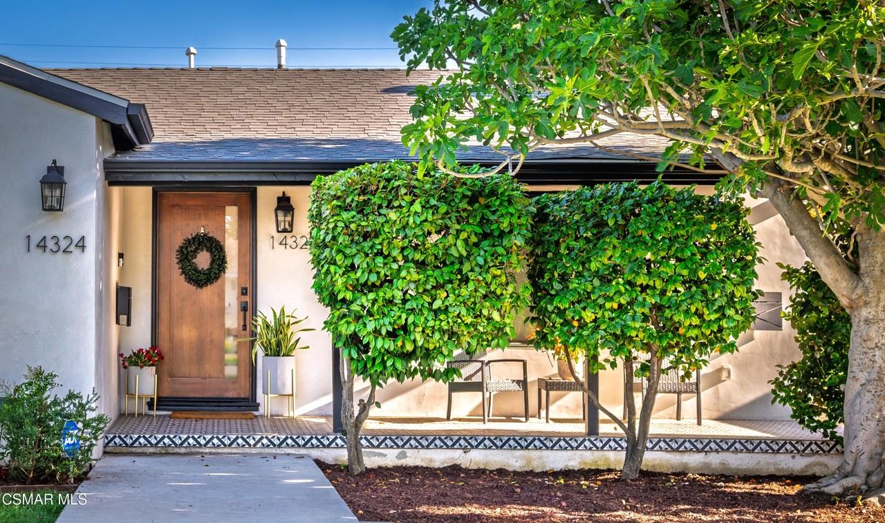 14322 Collins St - Photo 3 of 22