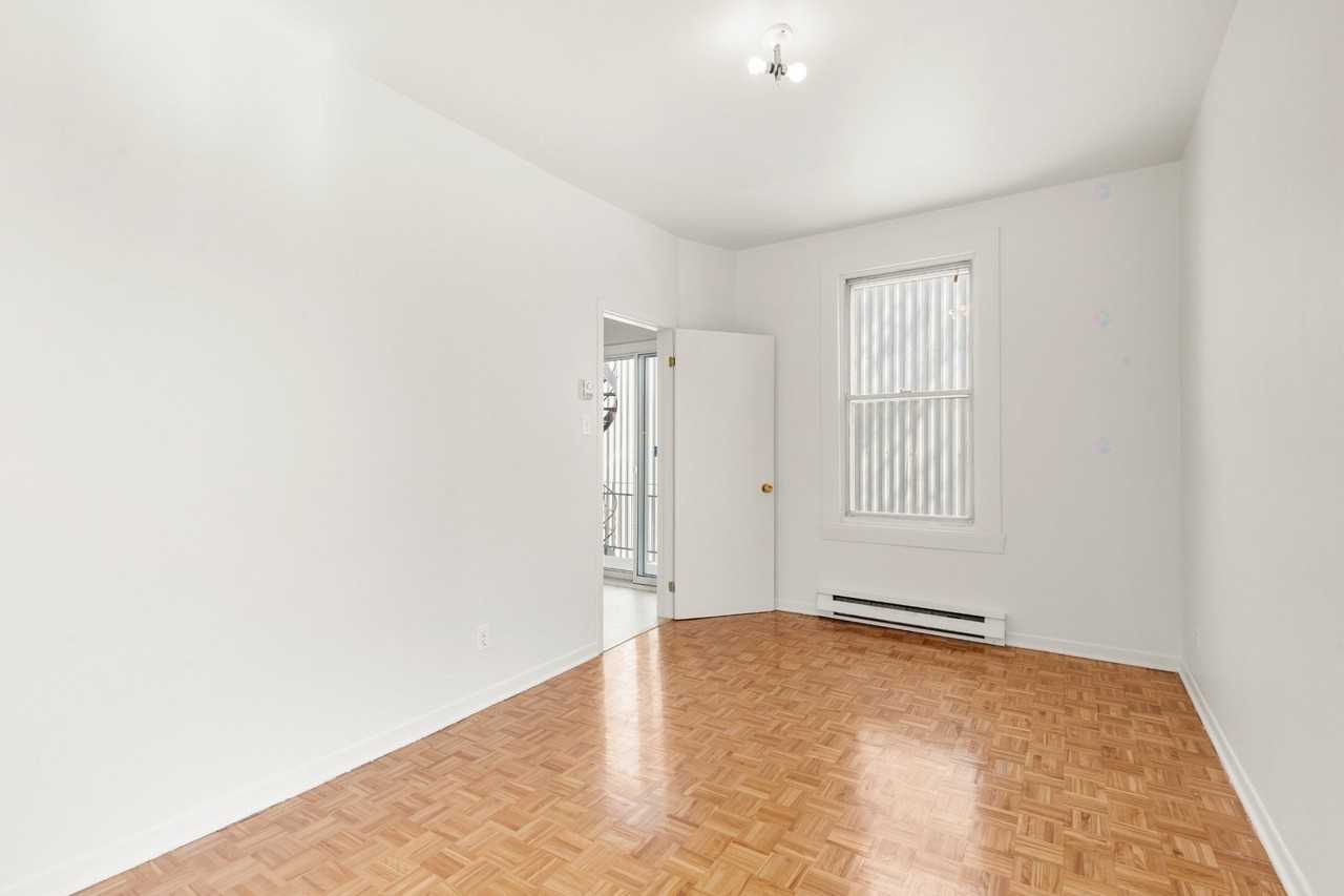 4889 Rue Saint-Dominique - Photo 4 of 12