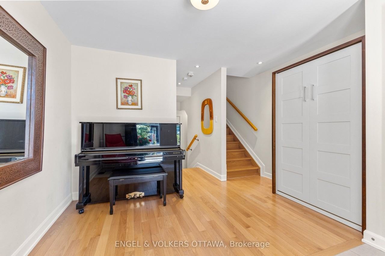 537 De Mazenod Ave - Photo 3 of 28