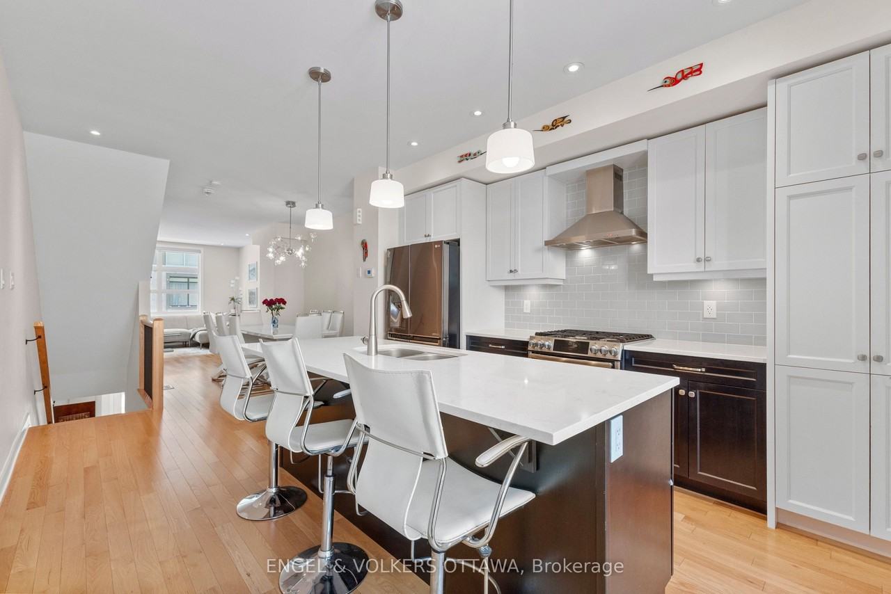 537 De Mazenod Ave - Photo 4 of 28