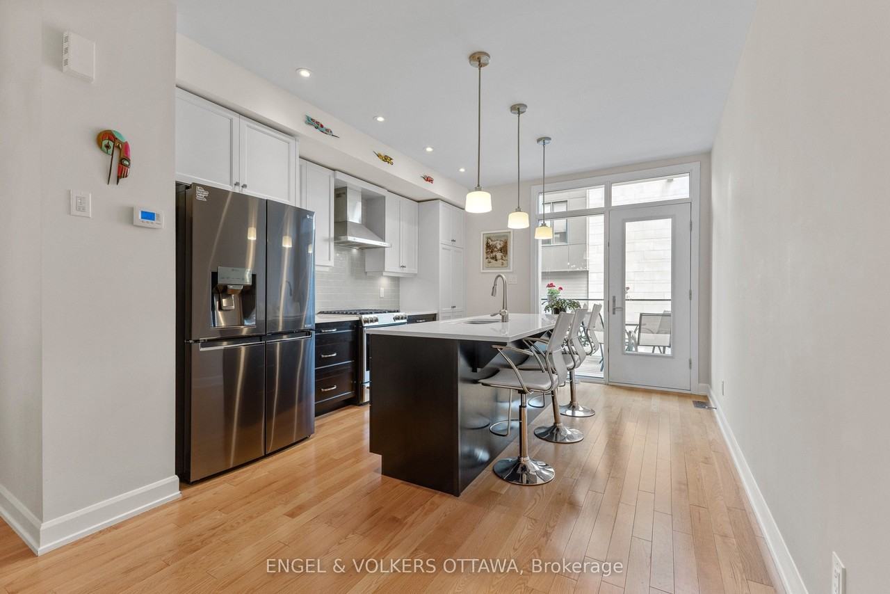 537 De Mazenod Ave - Photo 7 of 28