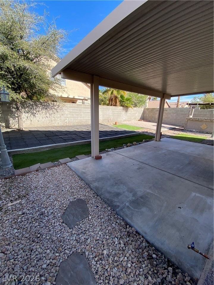 8358 W Rochelle Ave - Photo 4 of 33