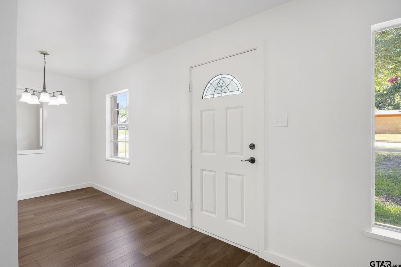 1538 N Hill Ave - Photo 4 of 29