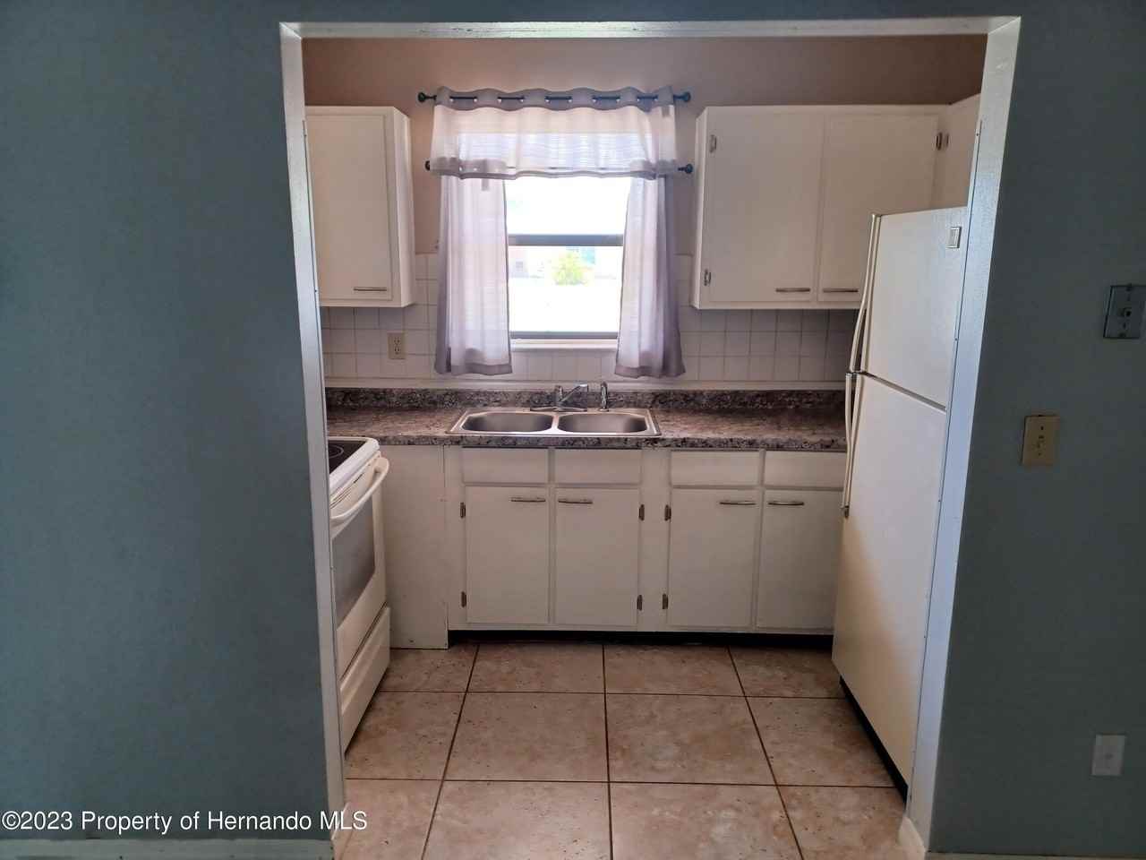 595 Swallow Ln - Photo 3 of 24