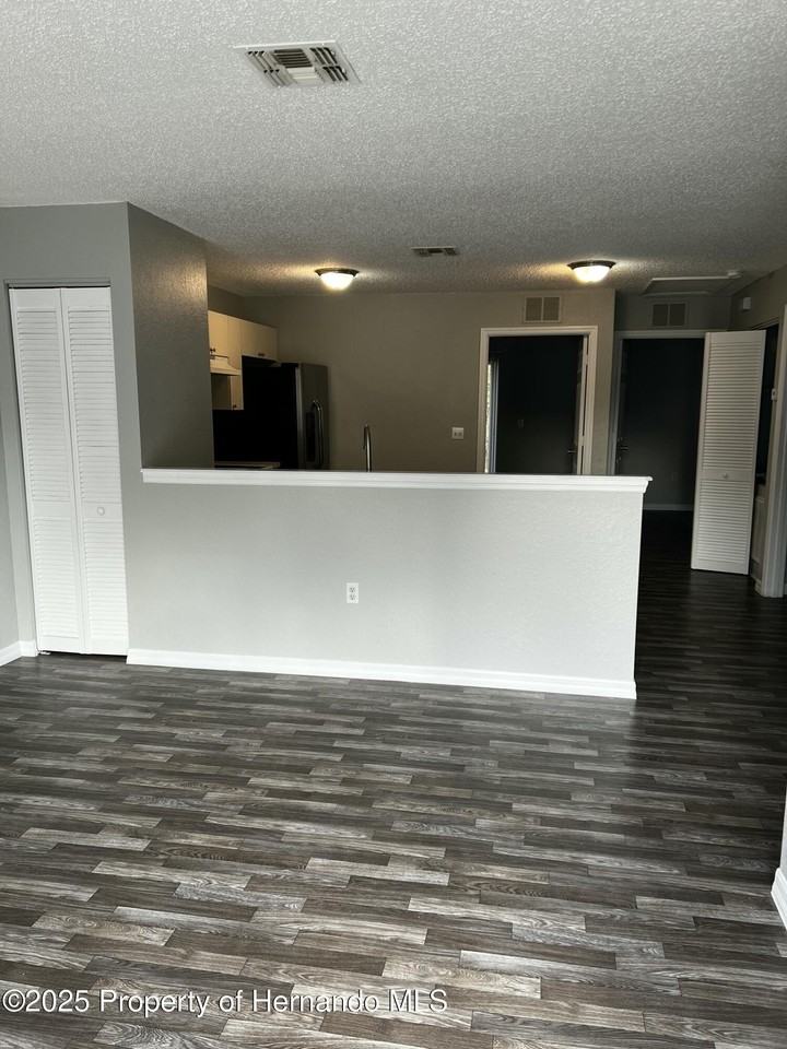 1264 Sylvia Ave - Photo 3 of 10