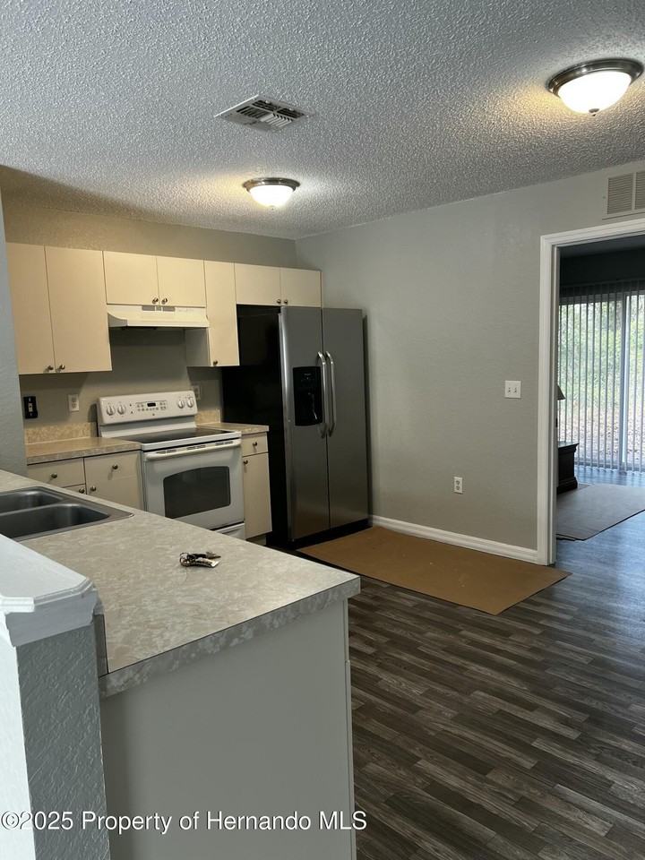 1264 Sylvia Ave - Photo 4 of 10