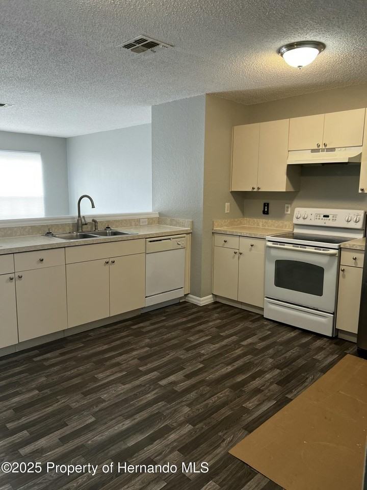 1264 Sylvia Ave - Photo 5 of 10