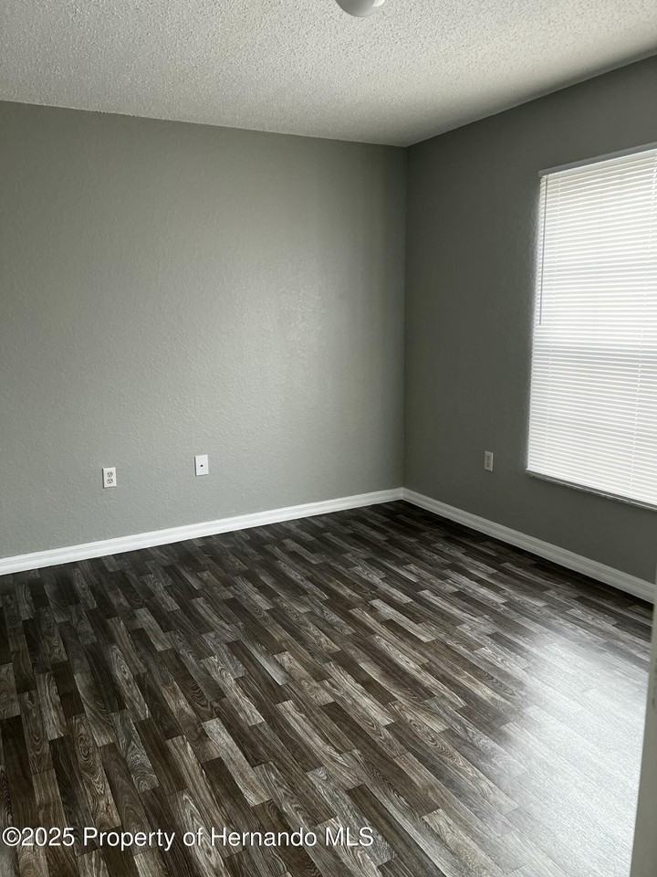 1264 Sylvia Ave - Photo 6 of 10