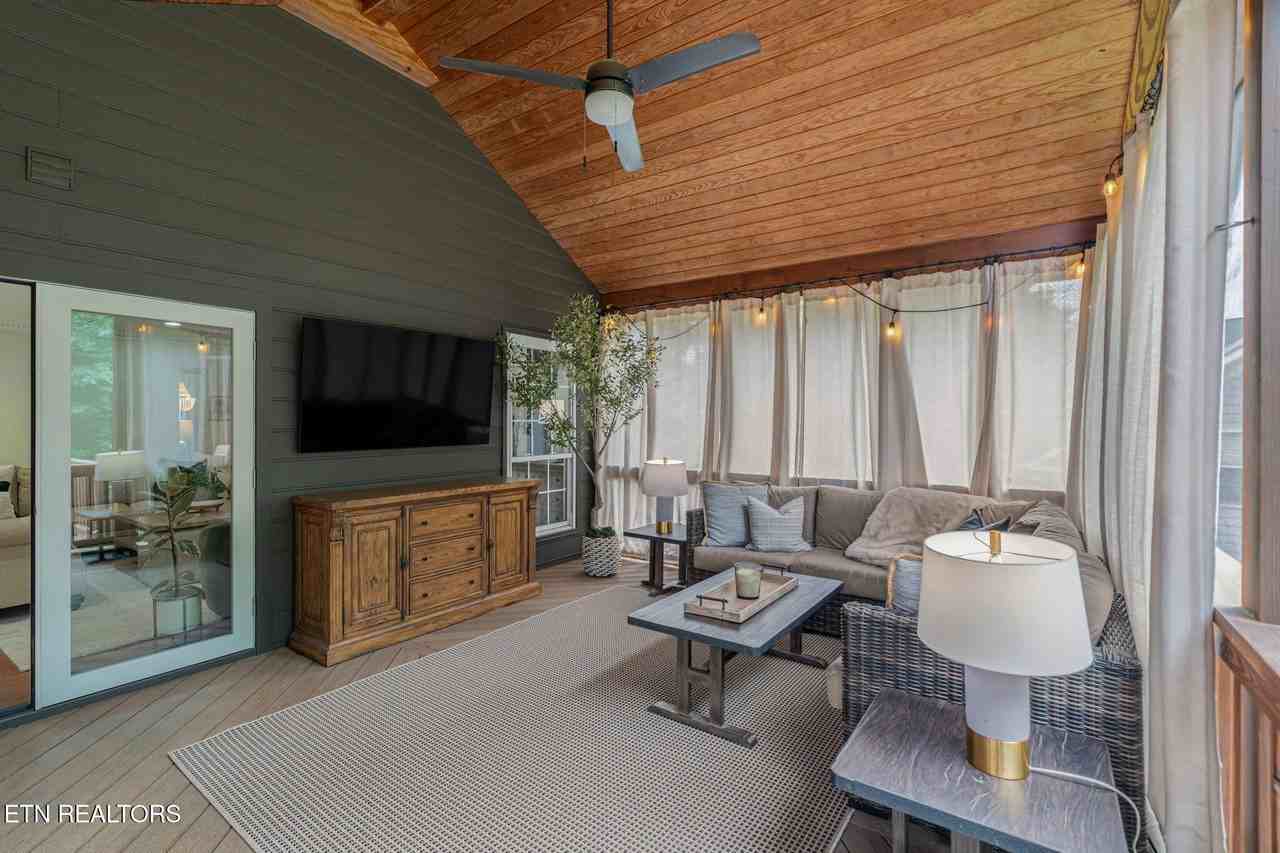 1226 Harrington Dr - Photo 5 of 47