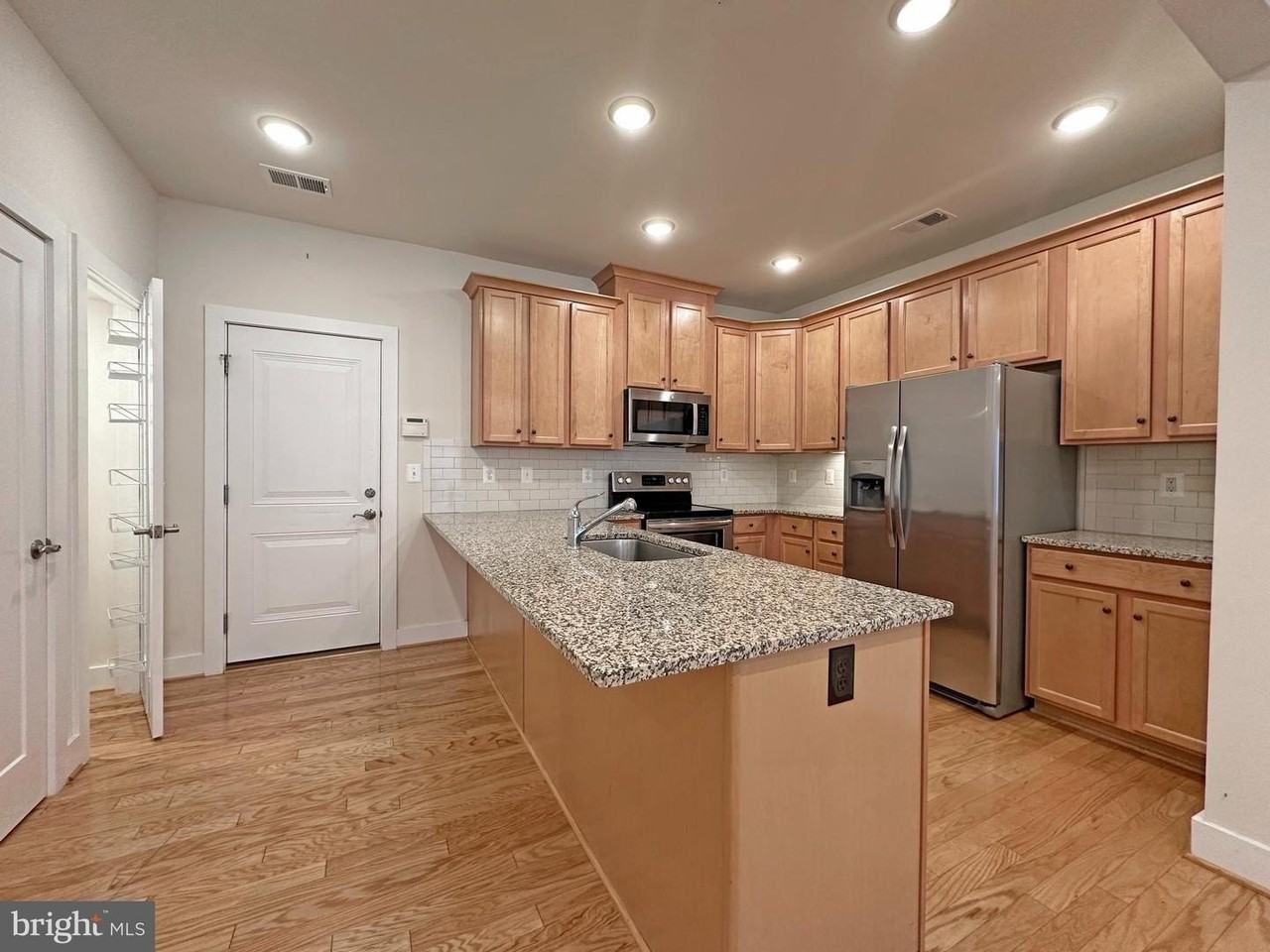 44766 Tiverton Sq - Photo 4 of 38