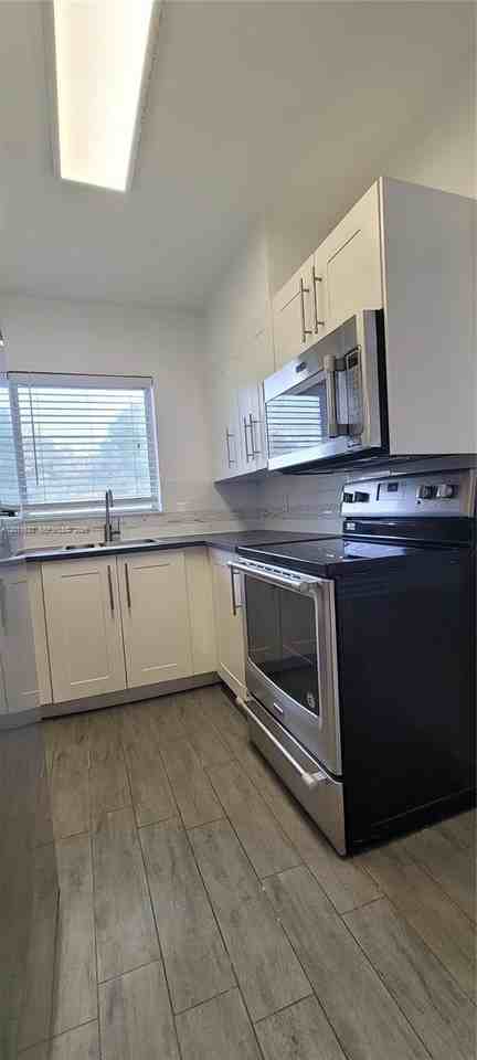 2615 Sw 22nd Ave #6 - Photo 7 of 21