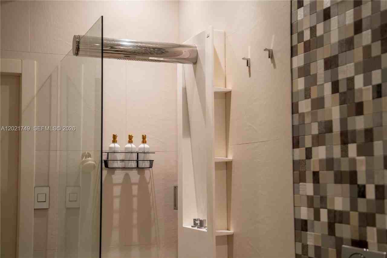 11155 Nw 70th St - Photo 6 of 50