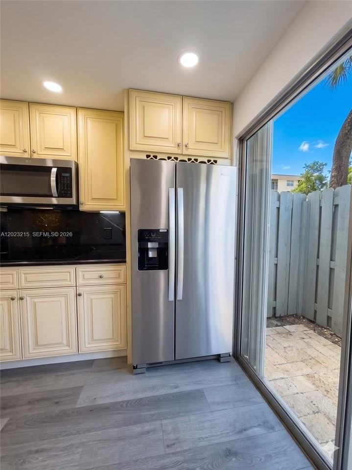 13 Sw 3rd St #13 - Photo 7 of 44