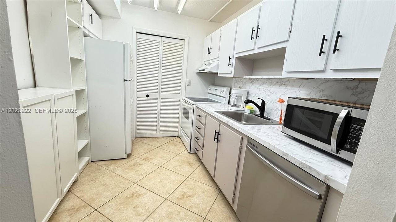240 Lakeview Dr #306 - Photo 2 of 31