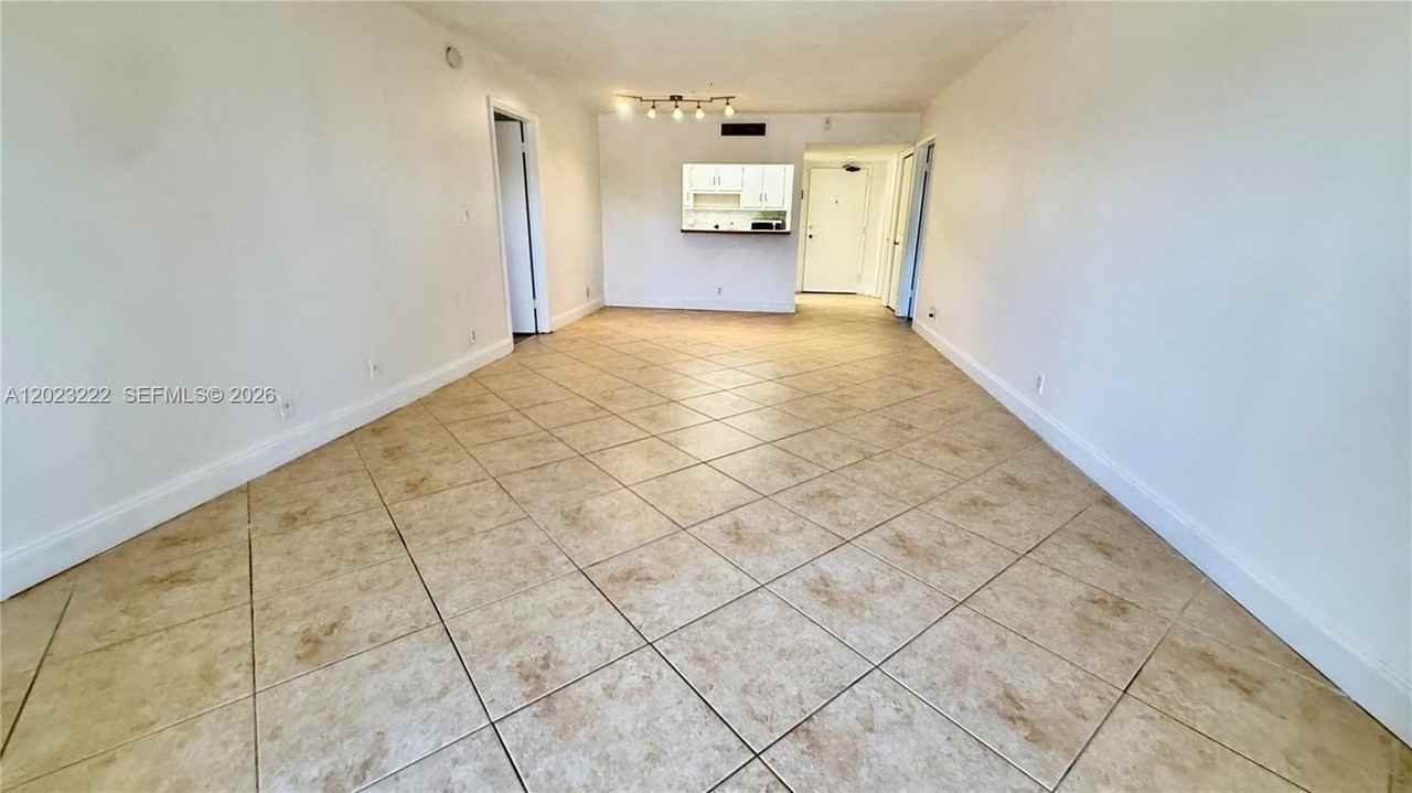 240 Lakeview Dr #306 - Photo 5 of 31