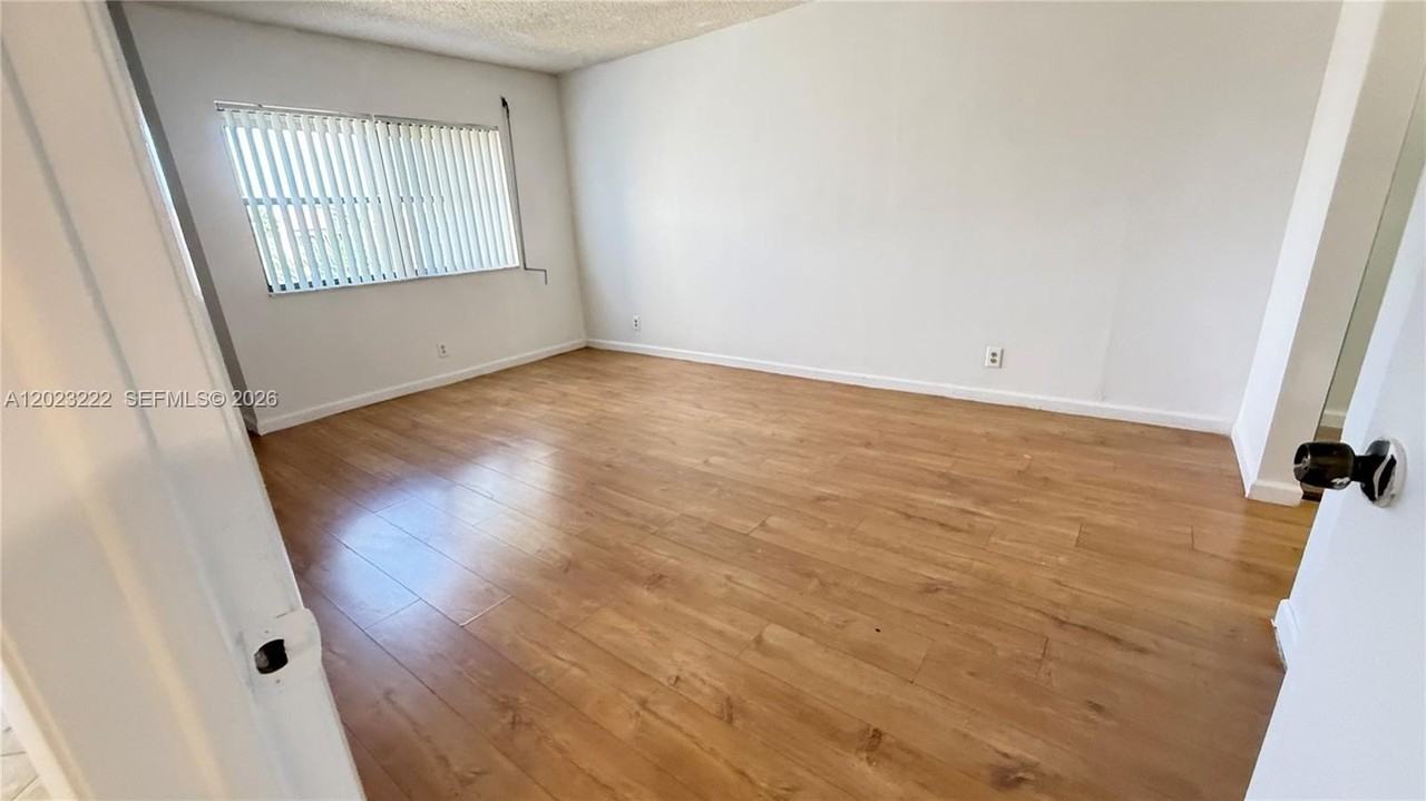 240 Lakeview Dr #306 - Photo 7 of 31